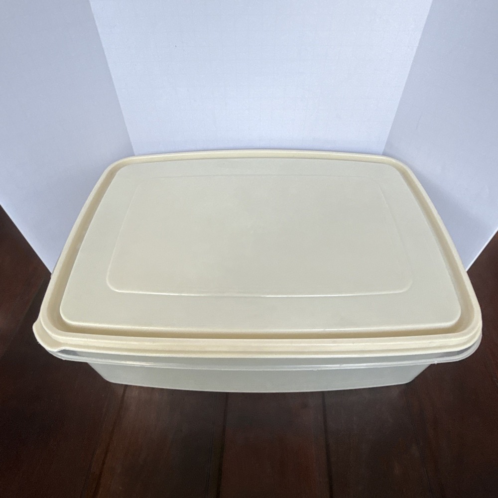Vtg Rubbermaid Servin Saver Storage Container #8 33 Cups Almond Lid Rectangle